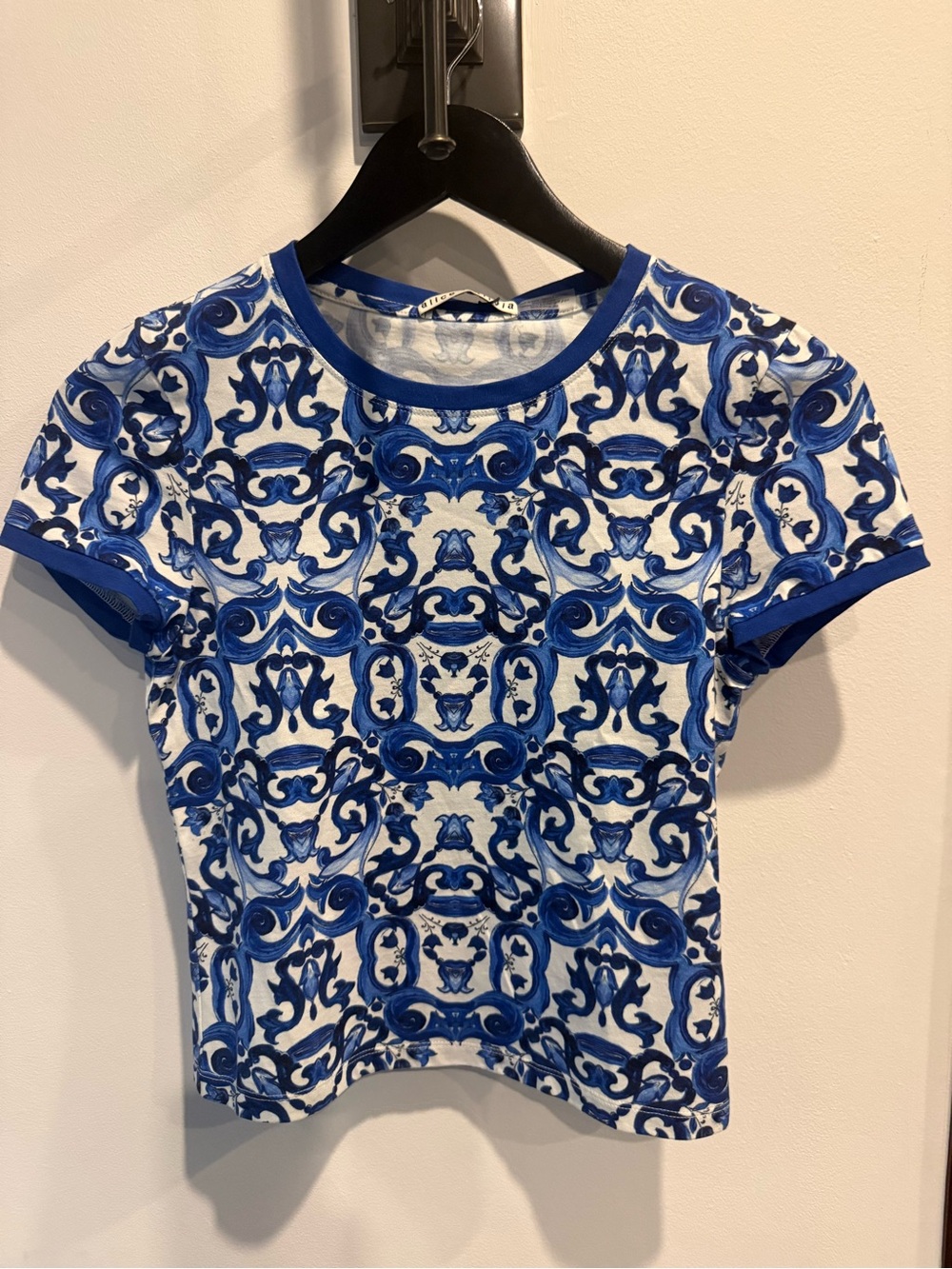 Alice + Olivia Blue and White Printed Short Sleeve Tee